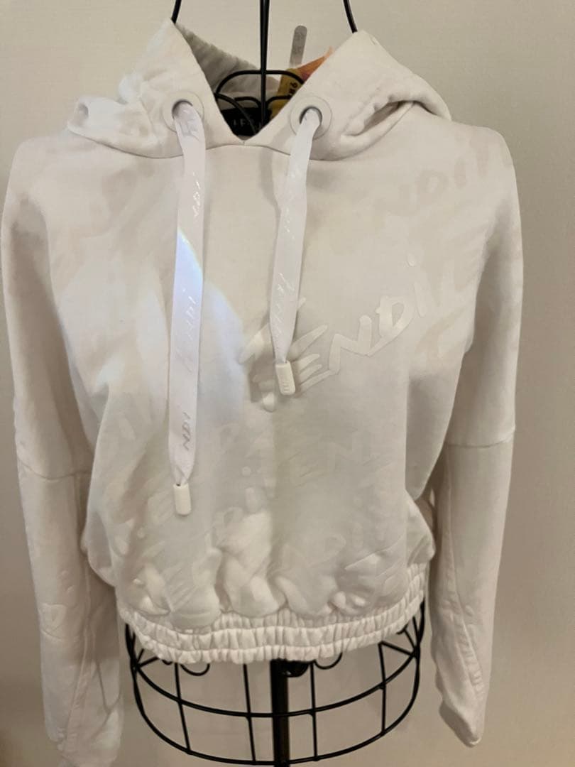FENDI ホワイト クロップドパーカー