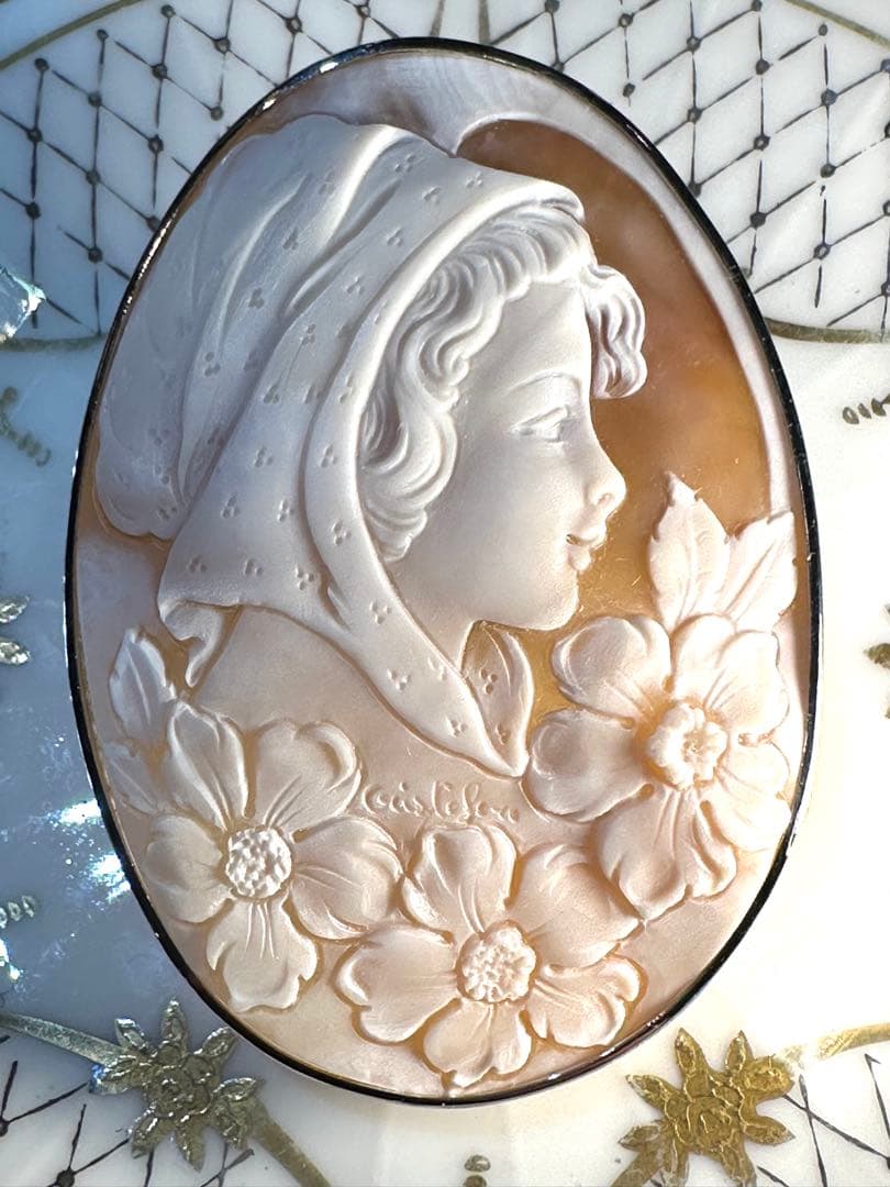 K18WGシェルカメオブローチペンダントトップ兼用 作家名あり 縦67横48