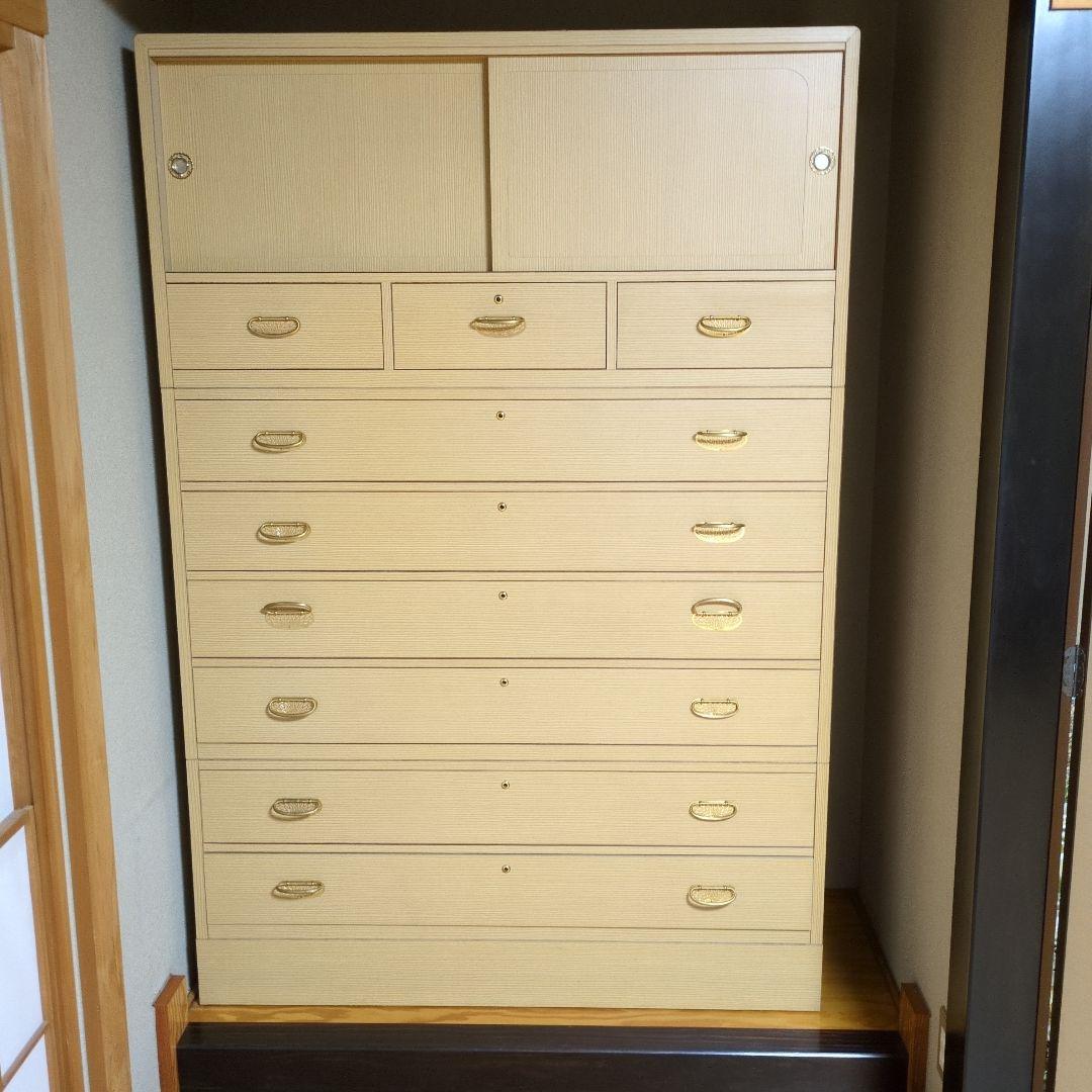 桐のタンス　 8段の引き出し(鍵付き)