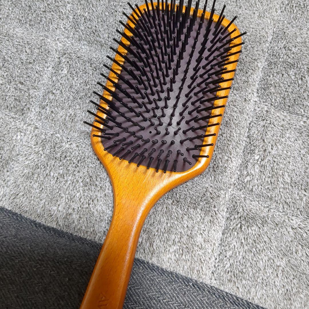 木製パドルブラシ 黒と茶色