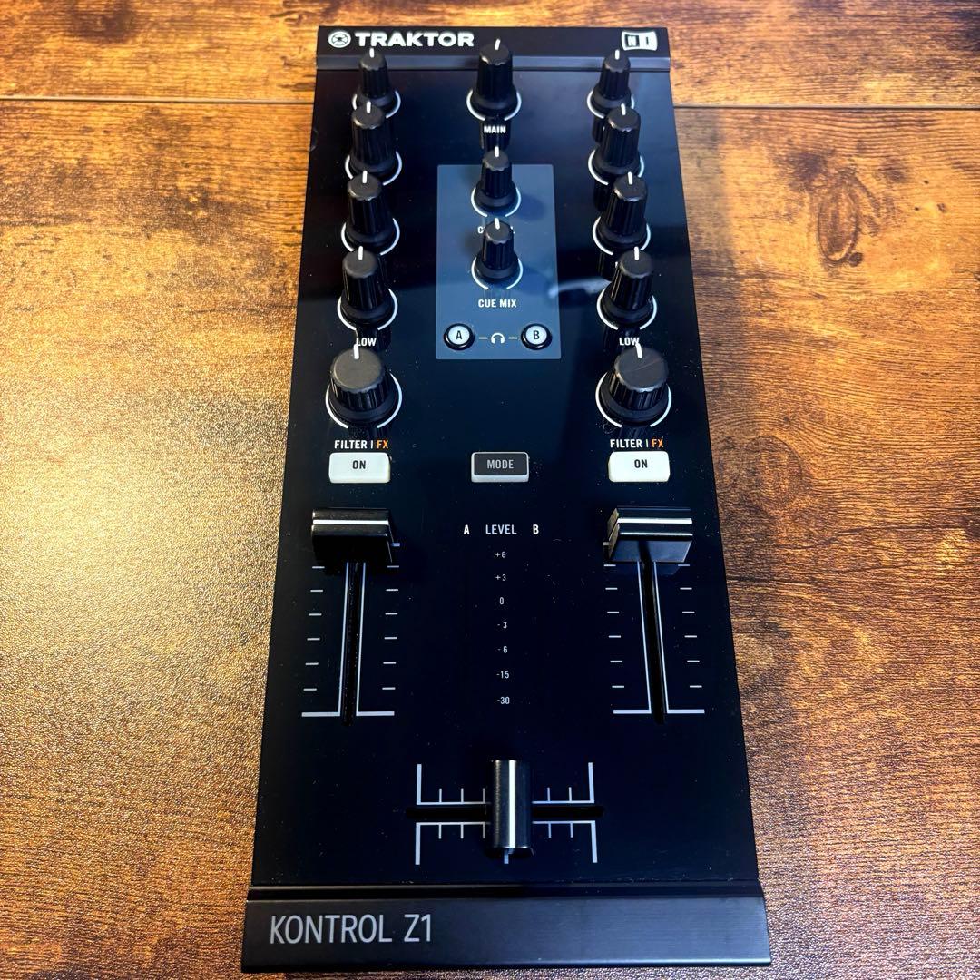 TRAKTOR KONTROL Z1 DJミキサー