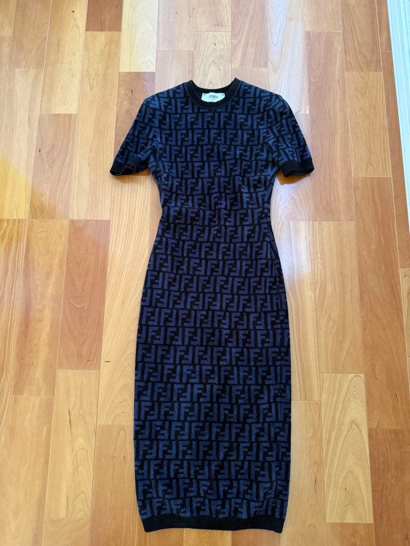 FENDI FFロゴ ニットワンピース 半袖　試着のみ