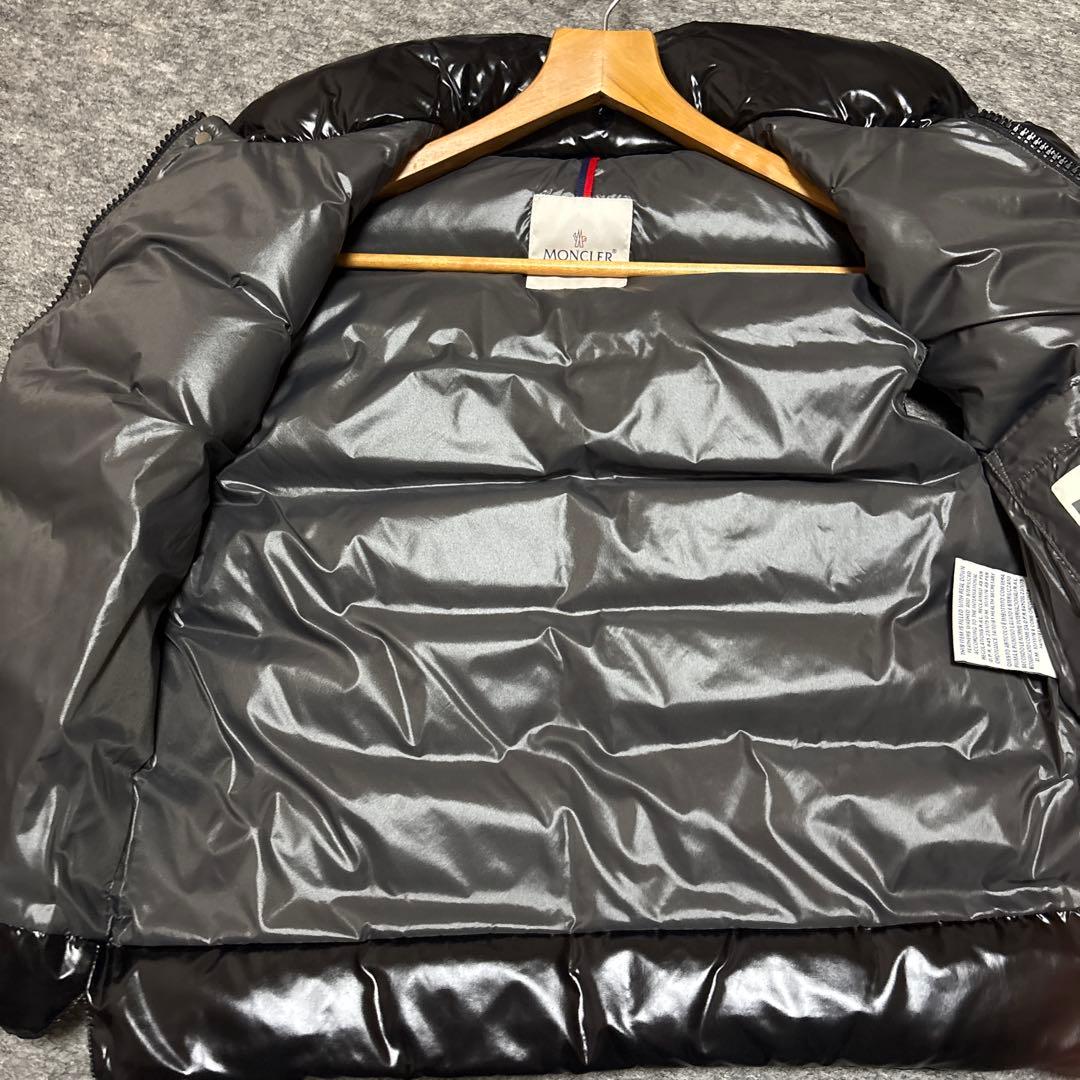 MONCLER 黒 ダウンベスト