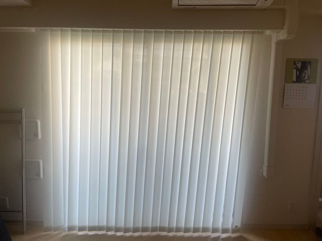 縦型ブラインド　ニチベイ製　レールに設置