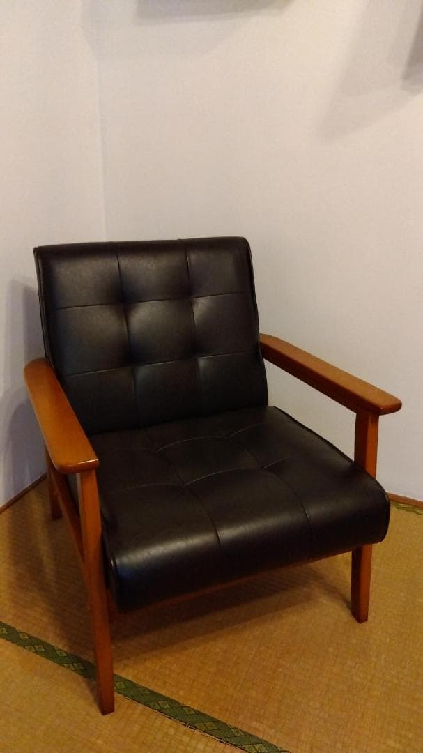 黒い合成皮革の1人掛けソファ