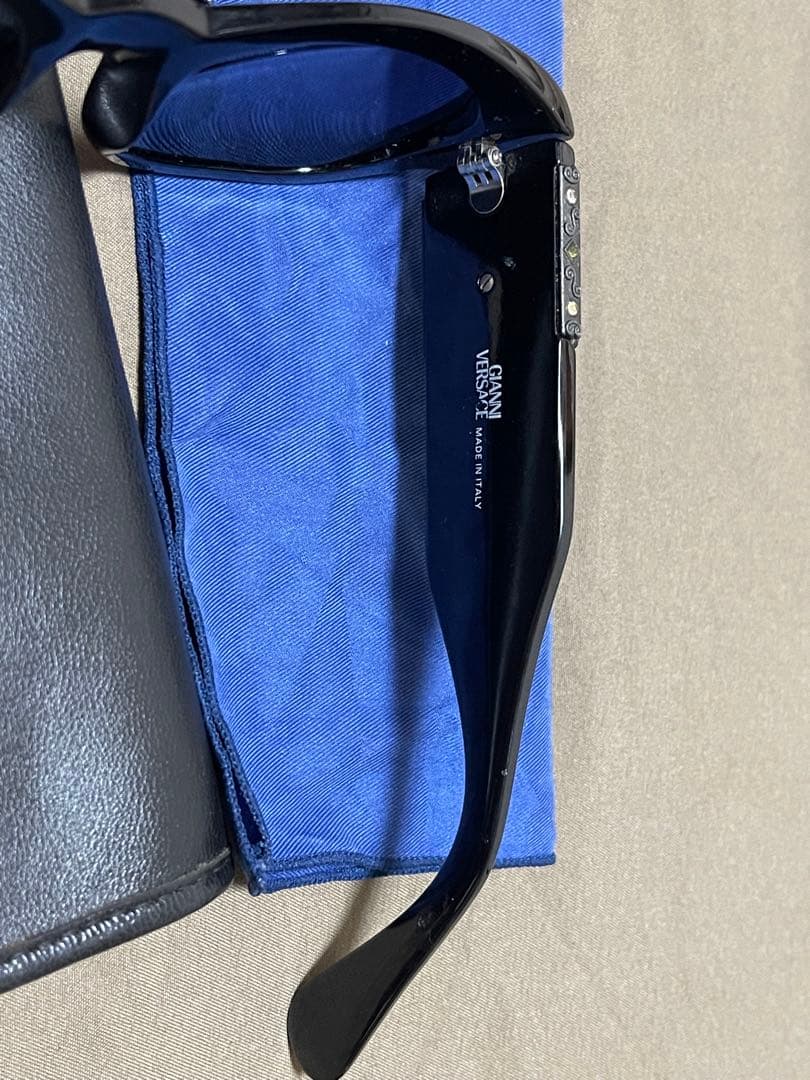 Gianni Versace ブラック サングラス ケース付き