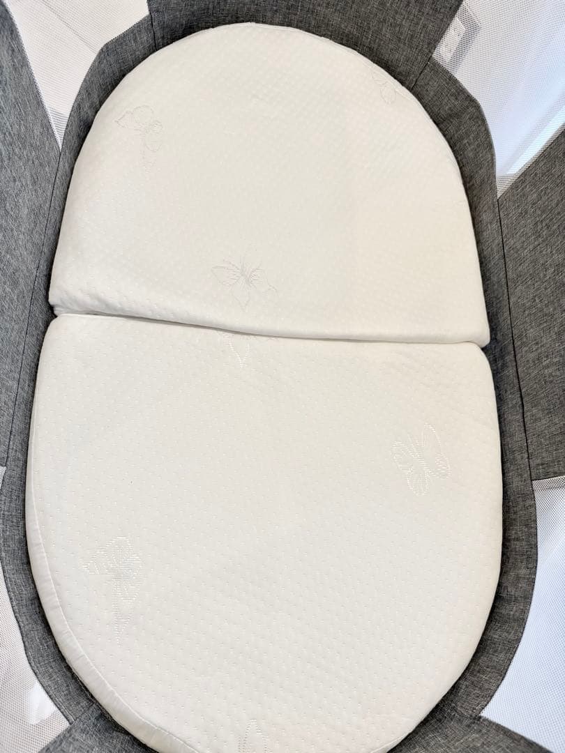 【ほぼ未使用】移動式ベビーベッド　折りたたみ　付属品：オムツ収納、蚊帳（未使用）