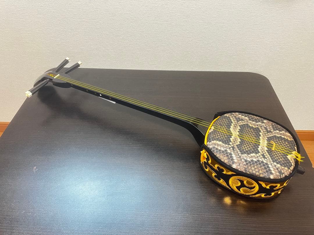 【美品】沖縄 三線 人工皮 和楽器 民謡楽器 沖縄三線