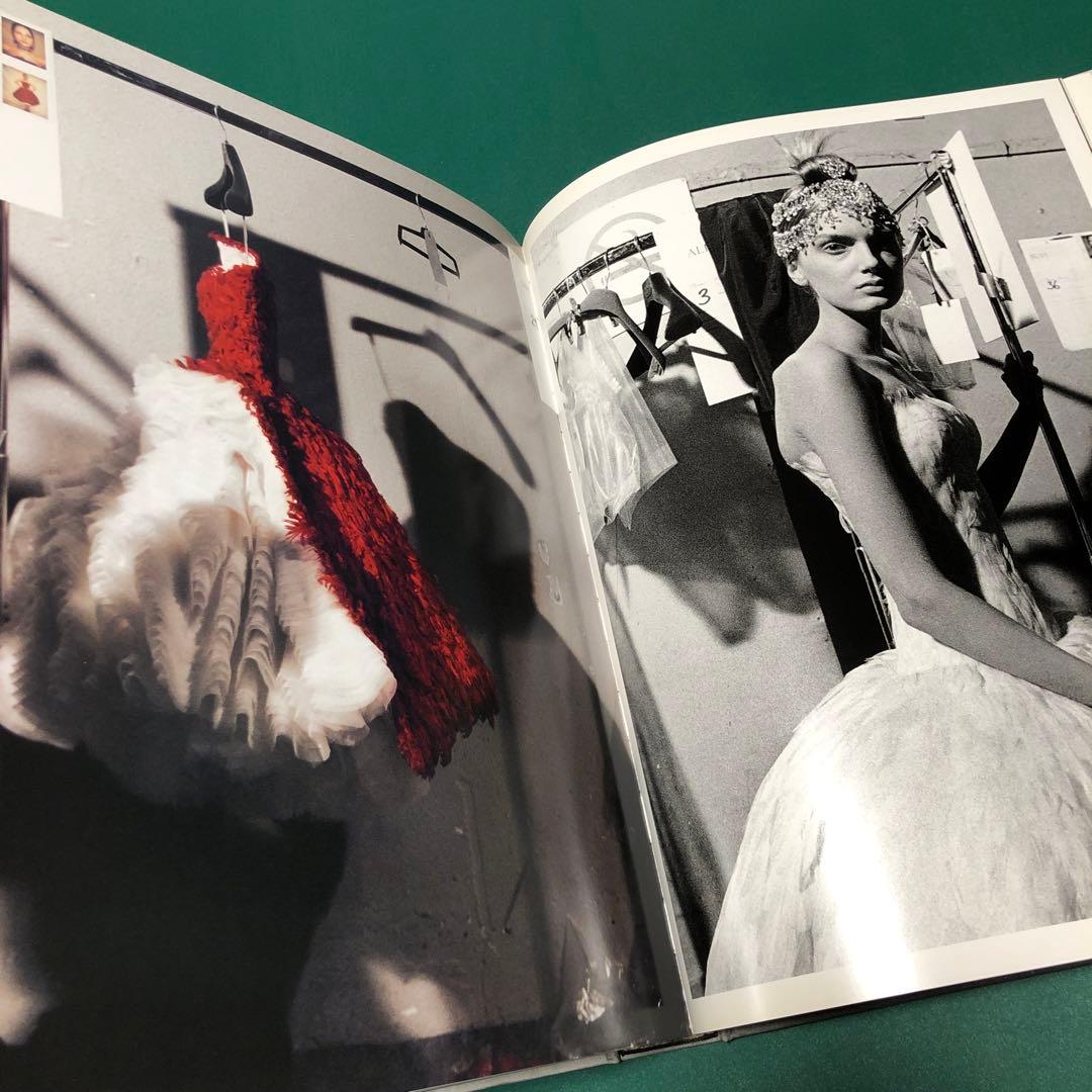 洋書 LOVE LOOKS NOT WITH THE EYES