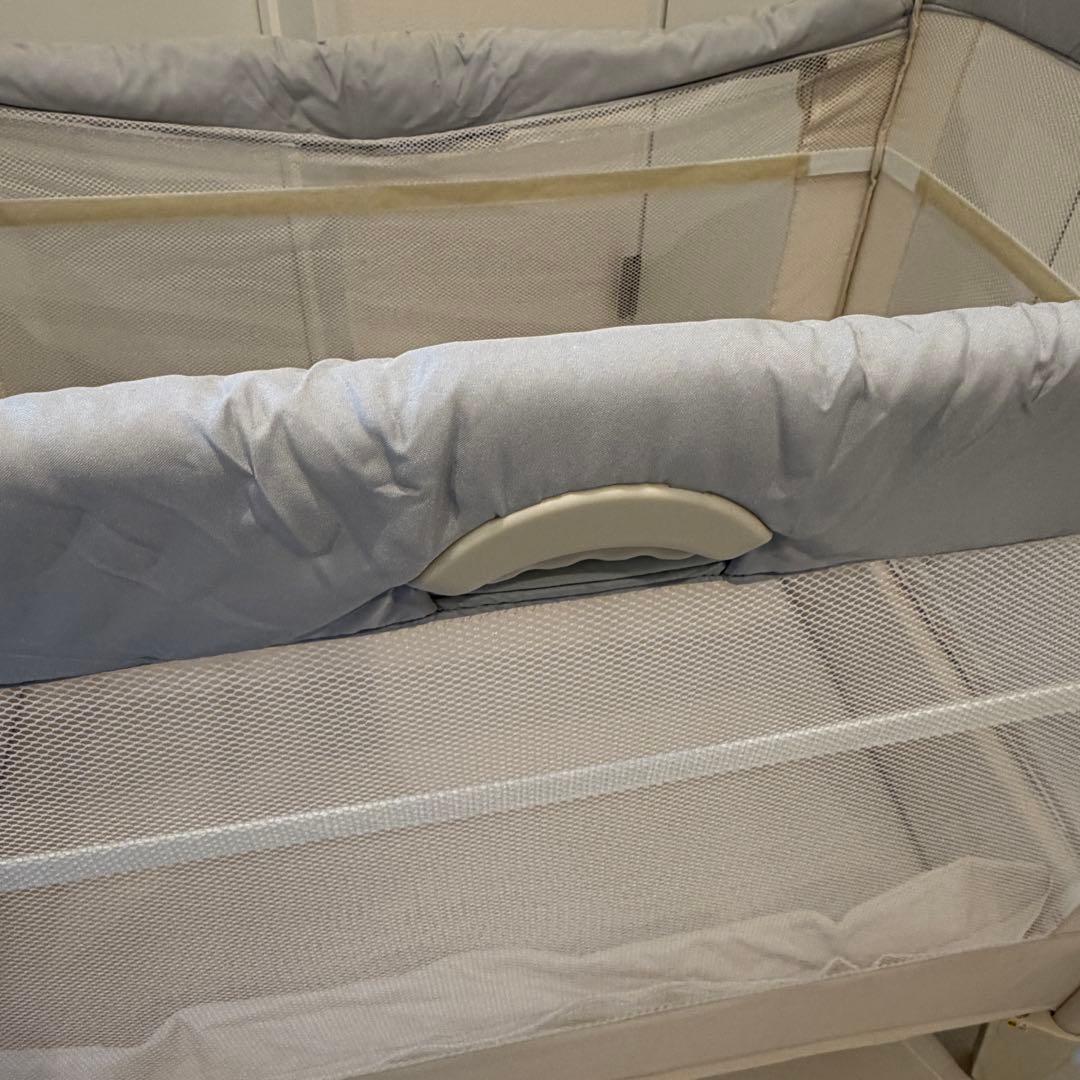 美品 アップリカ ココネルエアー ホワイトグレー ベビーベッド