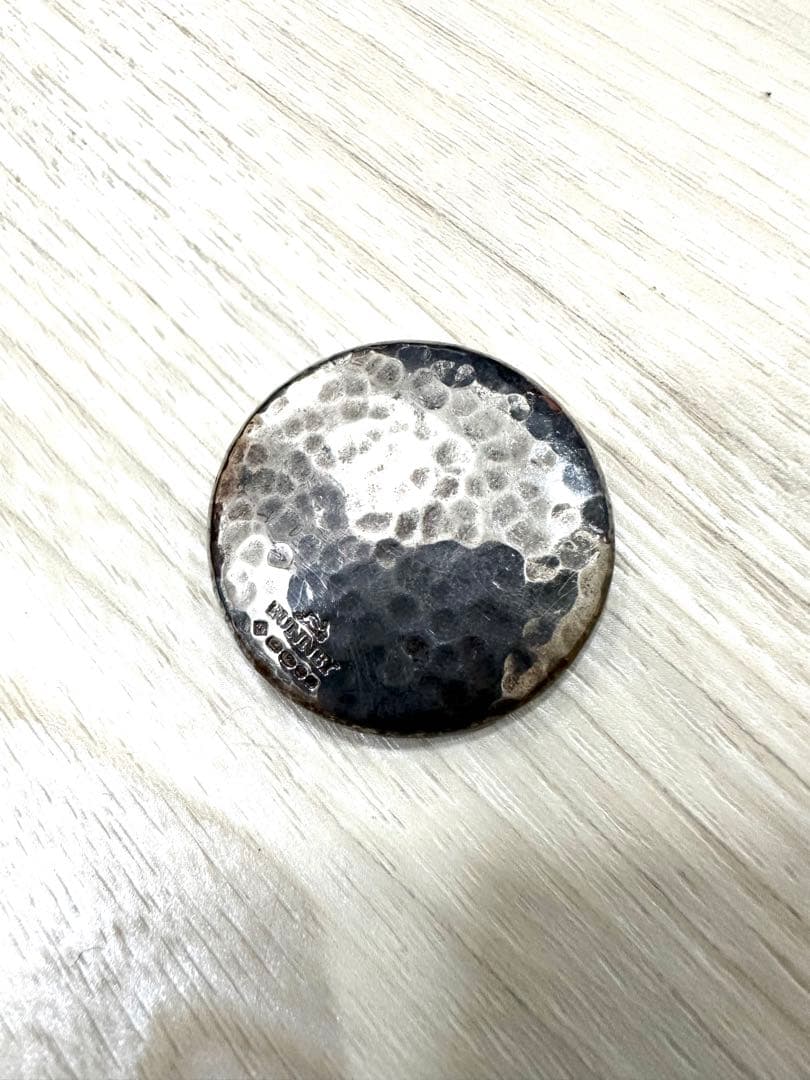 BUNNEY シルバー　エンボス　バッジ　バニー