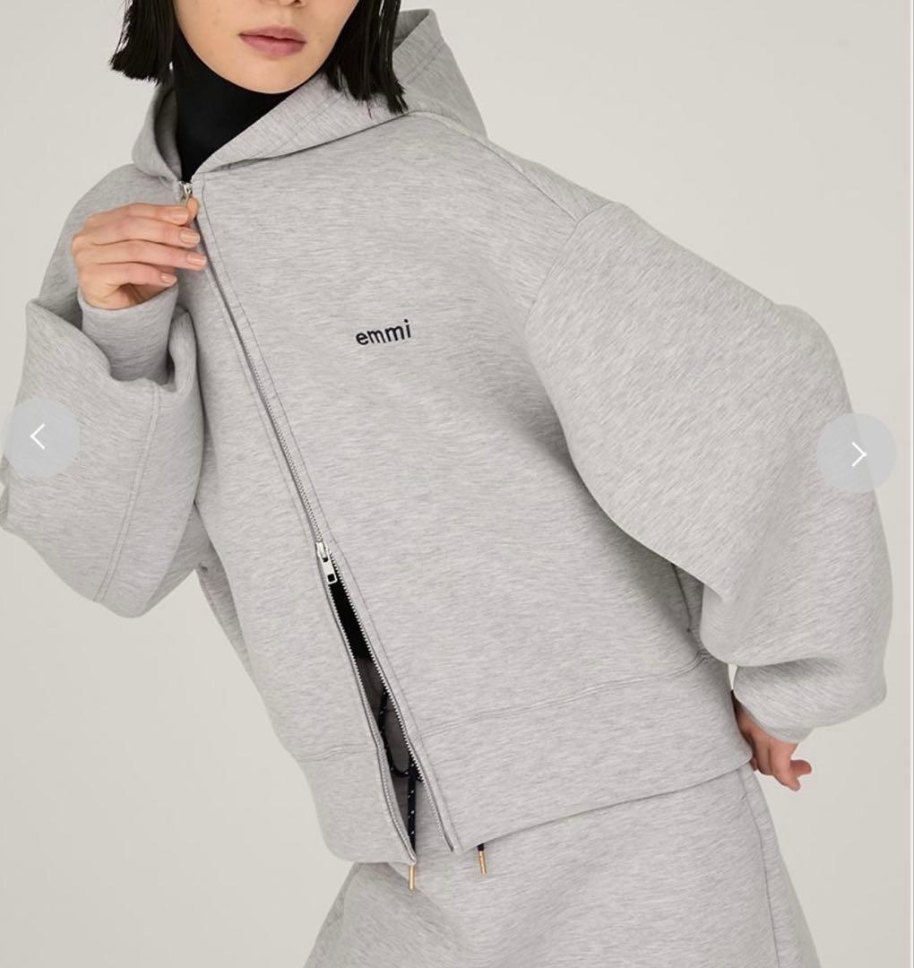 【美品】emmi ジップアップダンボールフーディー　25年購入