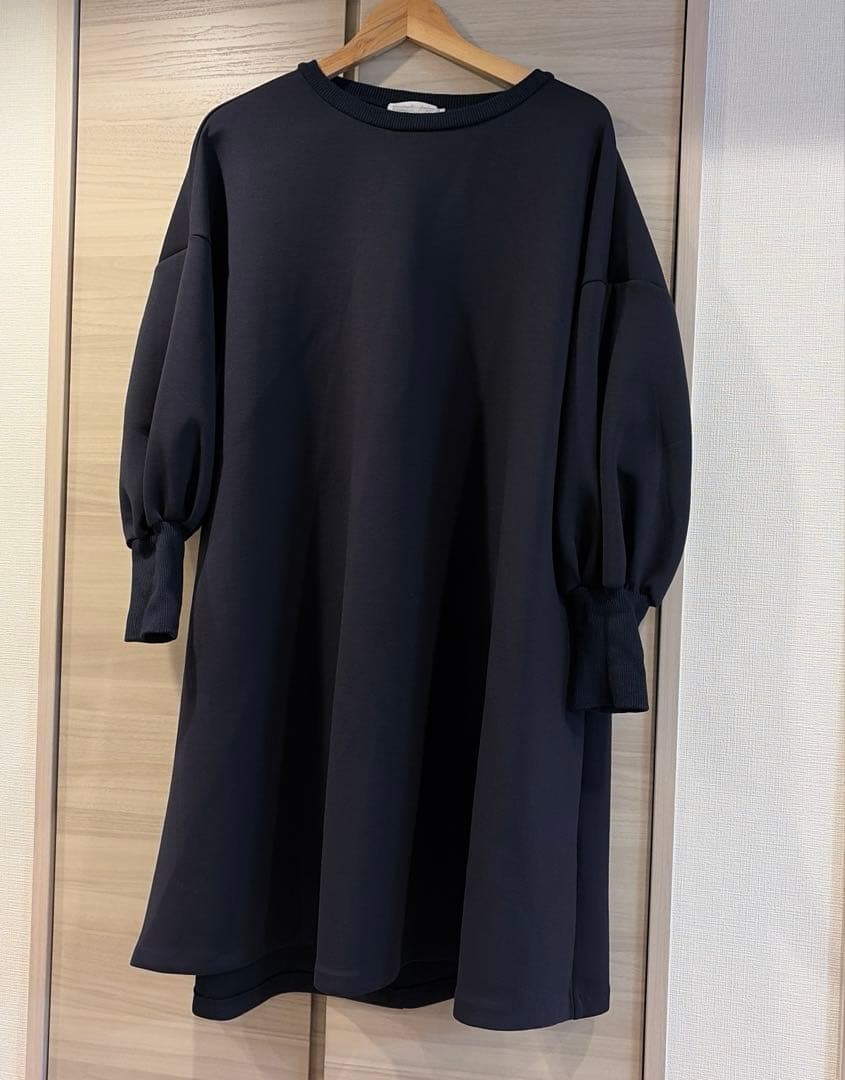 BEARDSLEY 袖パフダンボールワンピース　ネイビー