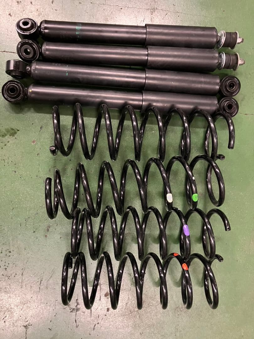 ジムニーシエラ　ショックアブソーバーとスプリングセット純正