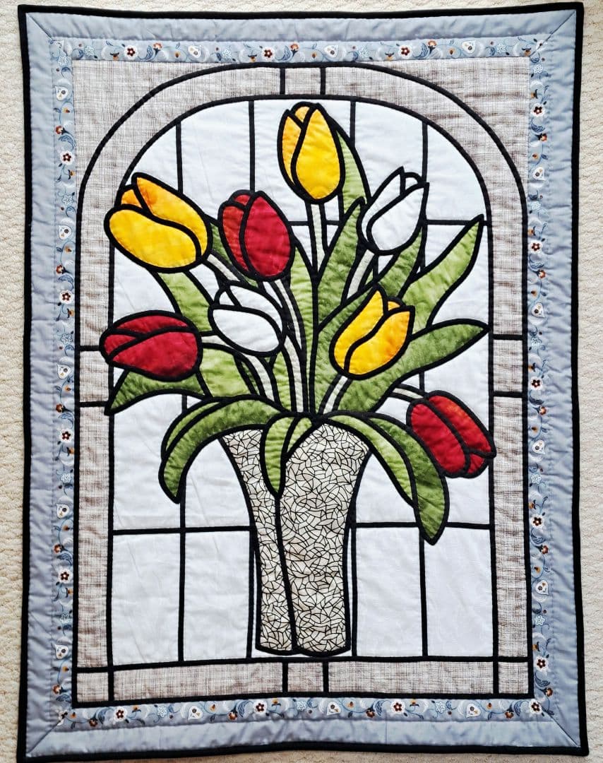 ハンドメイド　パッチワークタペストリー(ステンドグラス調チューリップ)