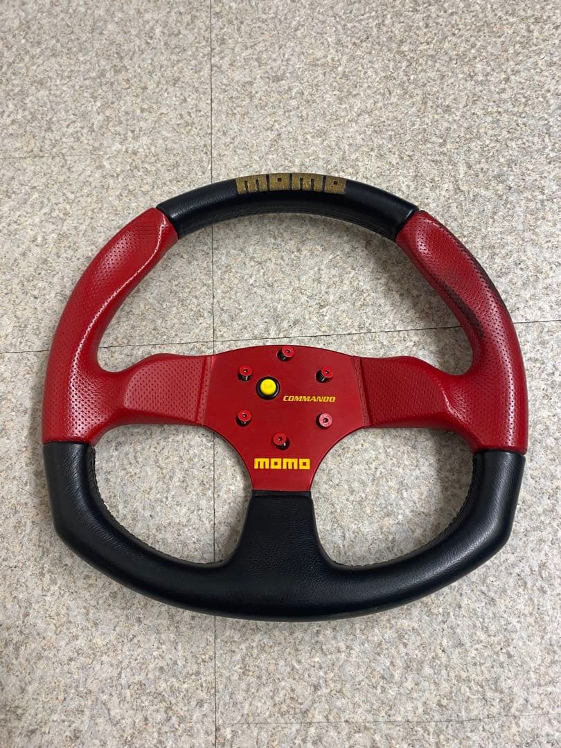 MOMO Commandステアリング 赤黒