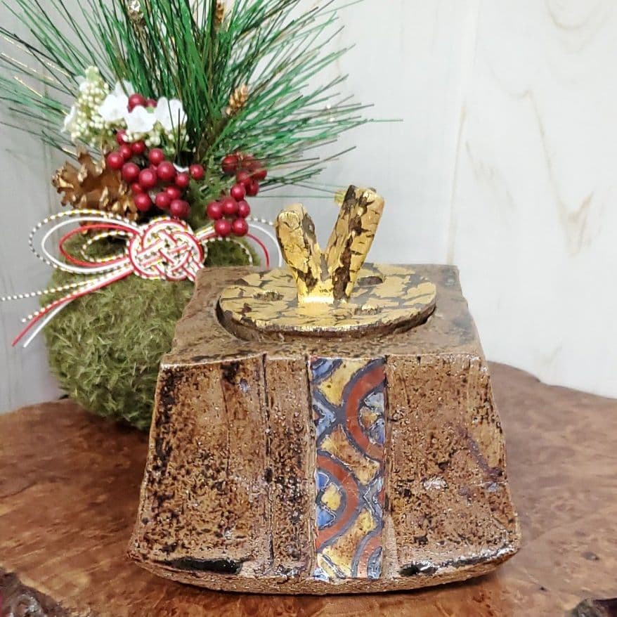 新田邦彦作 扁香炉 角 色小紋