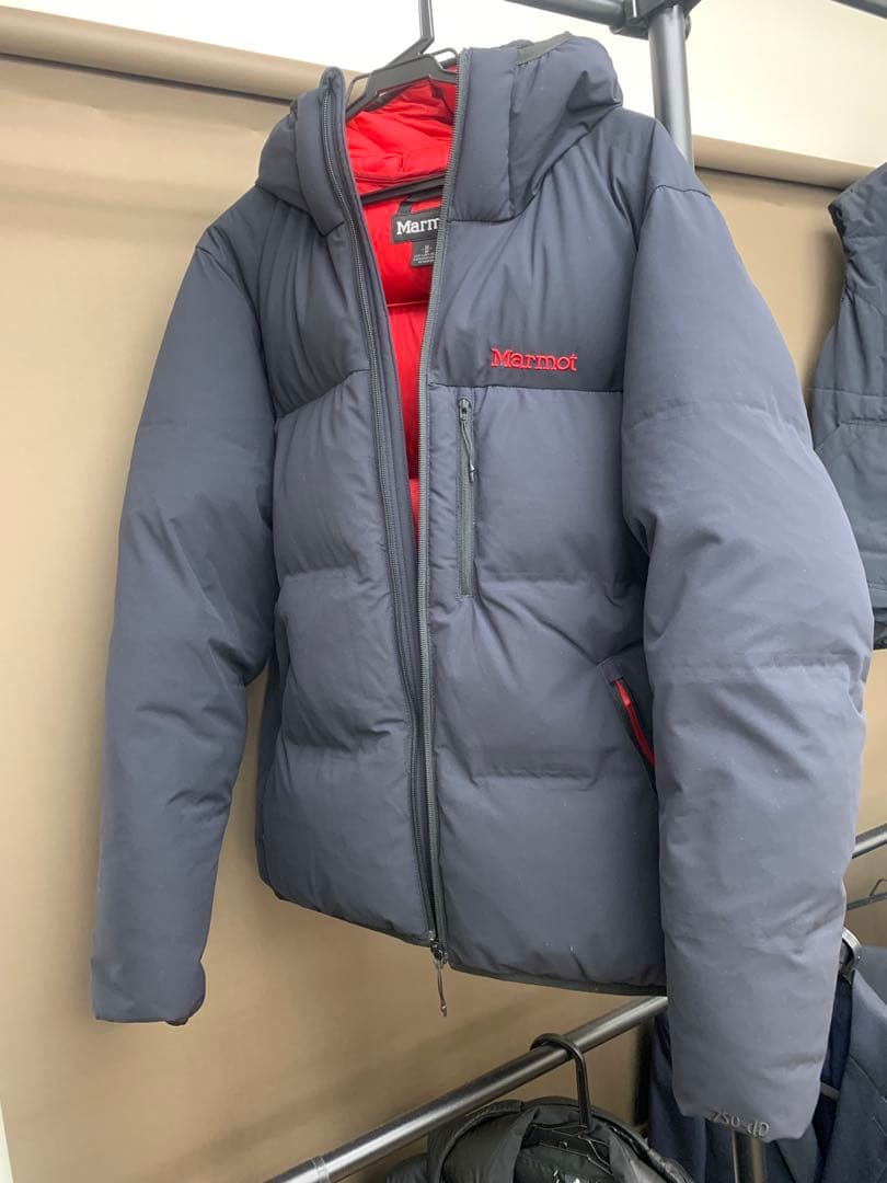 ジ*ン様 Marmot フード付きダウンジャケット 黒×赤