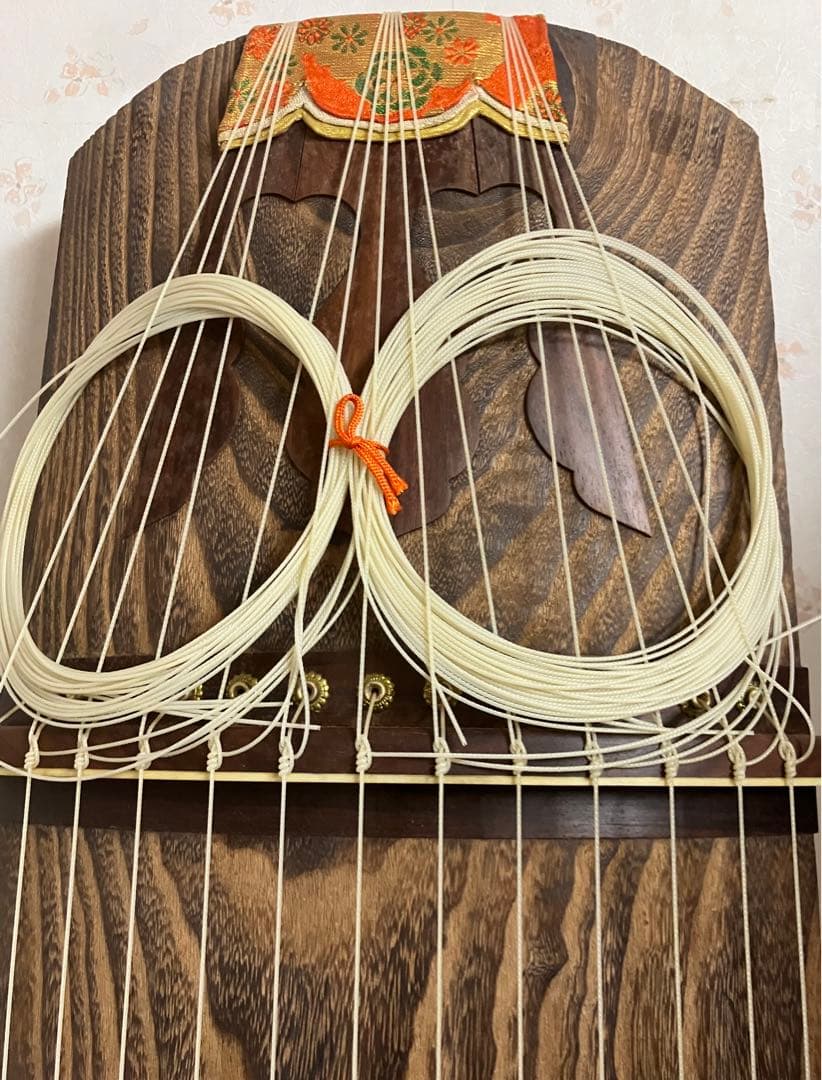 お琴です。すだれ彫り￼並甲、舌に蒔絵、甲に傷は殆ど無いです。