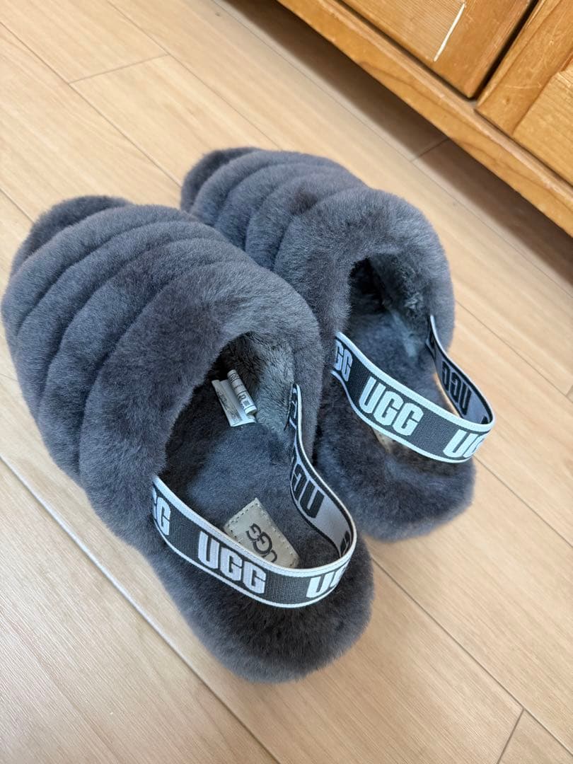 【ゆ】　UGG サンダル　グレー