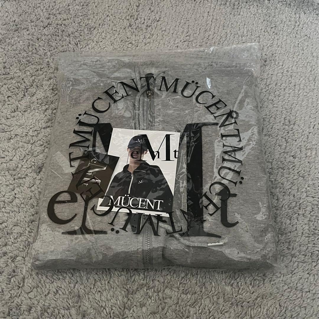 MUCENT ワディアップリケロゴフードジップアップ フード付きパーカー グレー