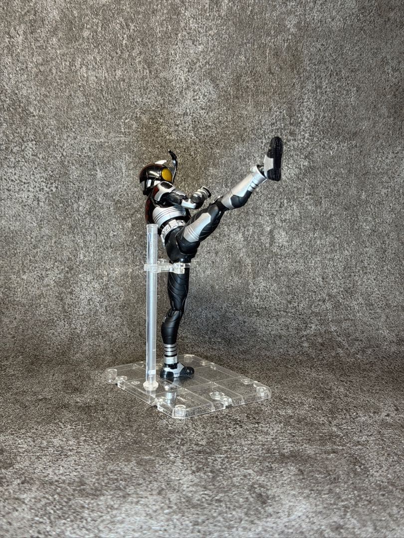 【抽選販売】S.H.Figuarts(真骨彫製法) 仮面ライダーダークカブト