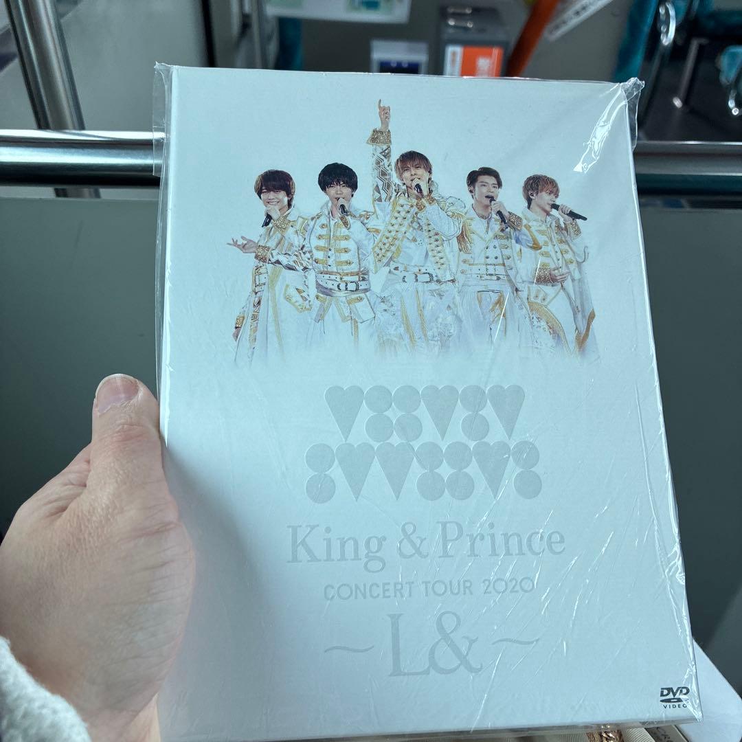 King & PrinceのコンサートDVDと嵐のプロマイドです。