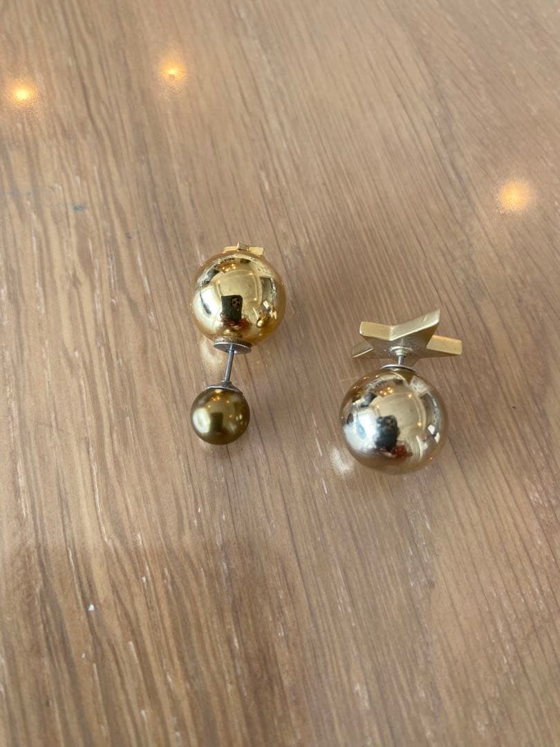 ゴールドの球体デザイン片耳用ピアス