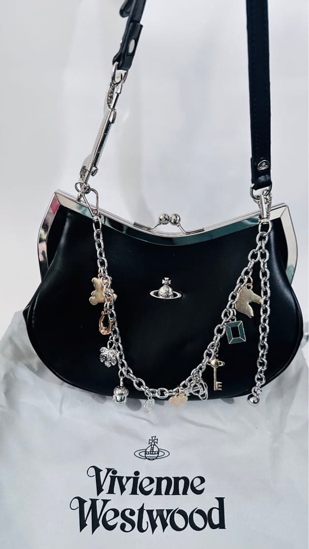ヴィヴィアンウエストウッド　ハンドバッグブラックチェーンチャーム付き　美品