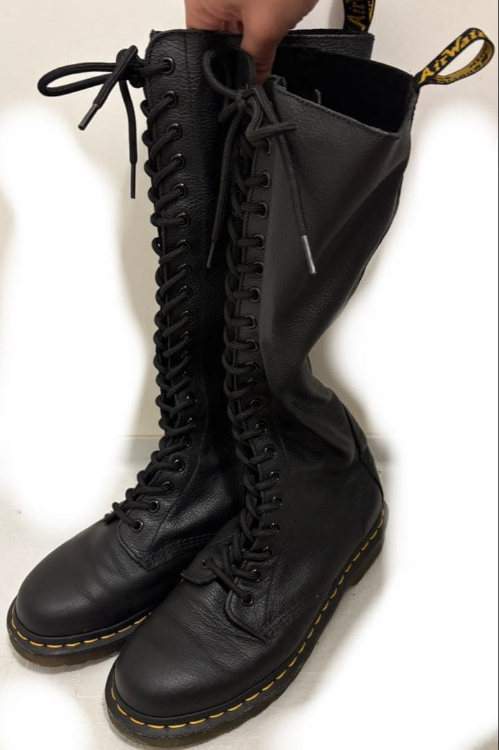 さゆたん⭐︎ ドクターマーチン　20ホール　1B60