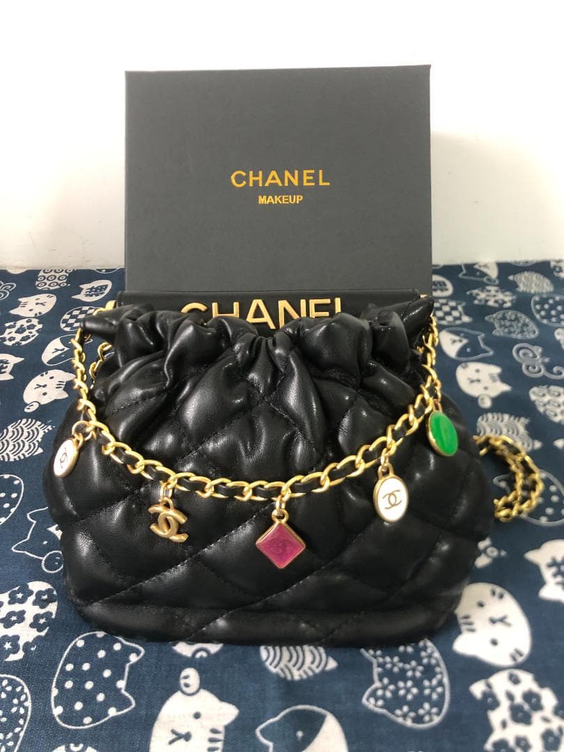 ショルダーバッグ　ノベルティ　ブラック　ブラック　ロゴ多い　バッグ