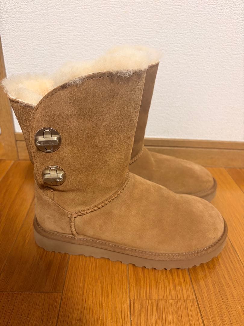 UGG ベージュ ムートンブーツ ボタン付き
