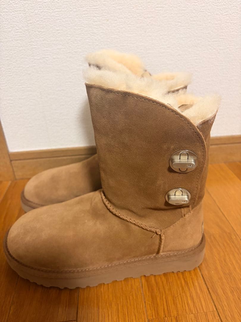 UGG ベージュ ムートンブーツ ボタン付き