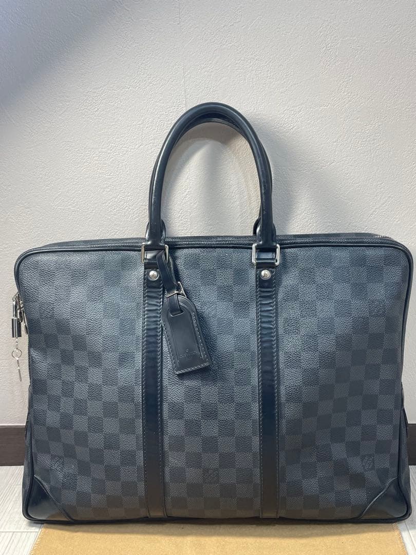 LOUIS VUITTONダミエ グラフィット ポルトドキュマン ヴォワヤージュ