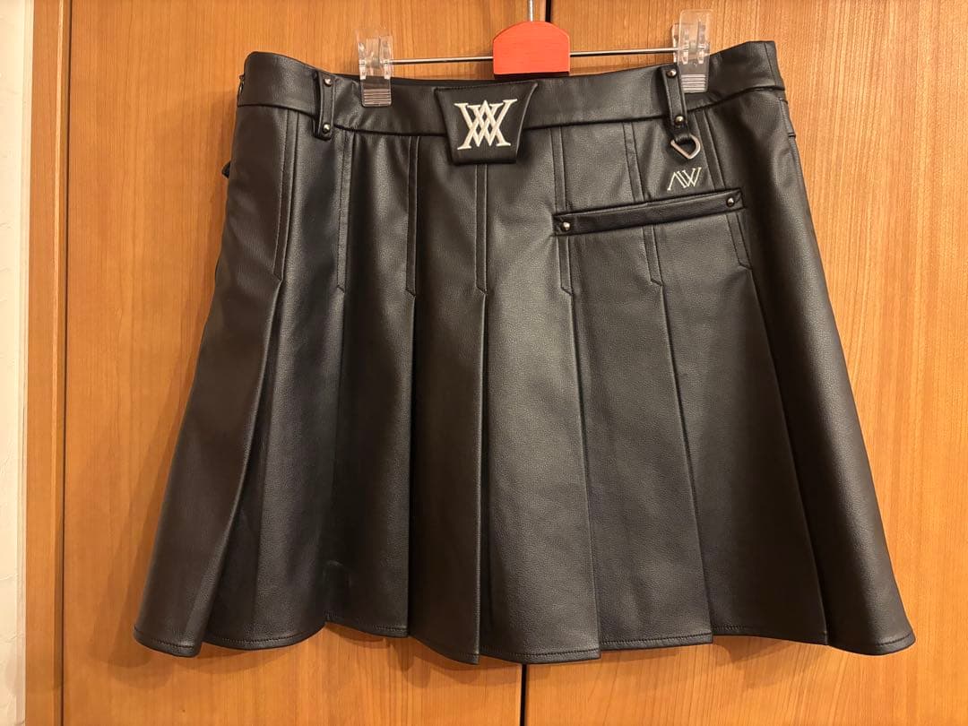 アニユーゴルフ　黒いプリーツスカート 合成皮革 ウエスト67センチ