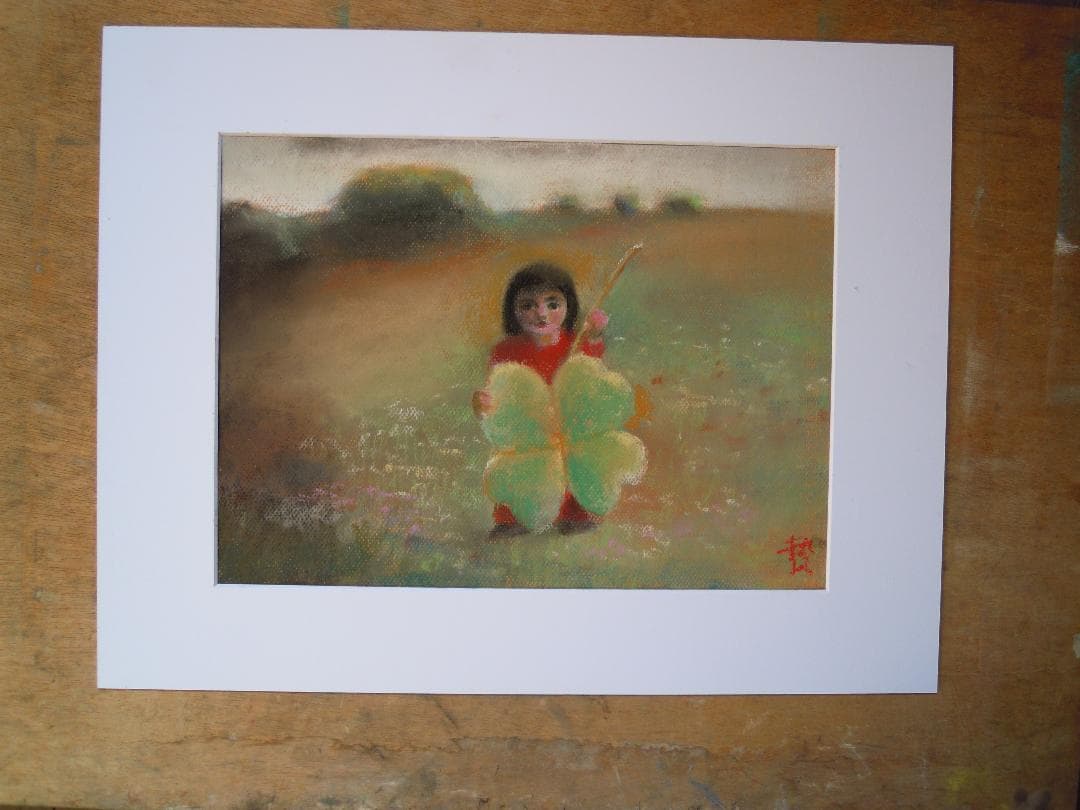 大きなクローバーの少女