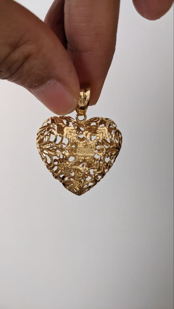 ハート型の透かしのデザイン　　　ペンダントトップ18金イエローゴールド