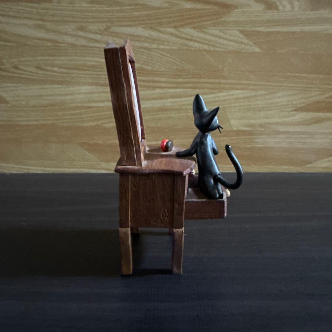 ジブリカレンダー　アンティークドレッサー　2014