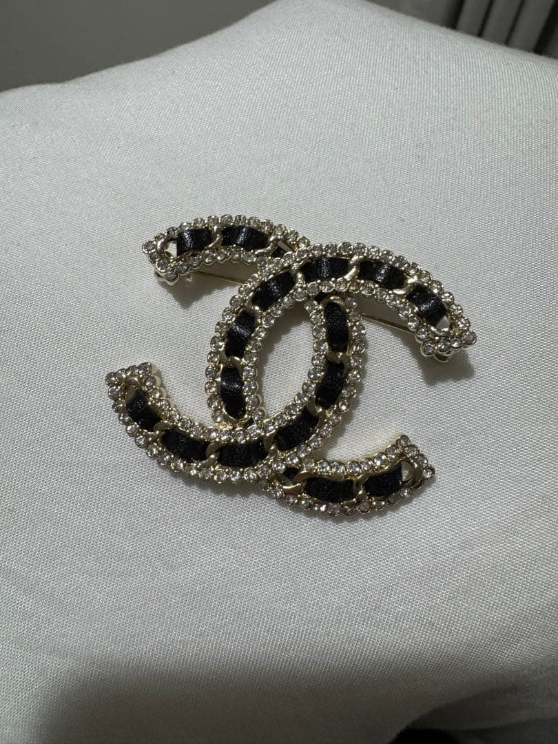 CHANEL ロゴブローチ ブラック ゴールド