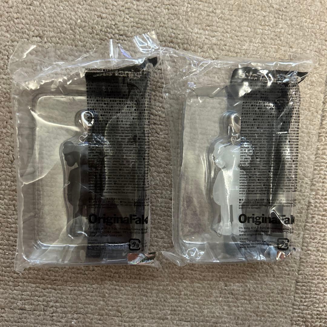 カウズ　キーホルダー　オリジナルフェイク　kaws 2個セット