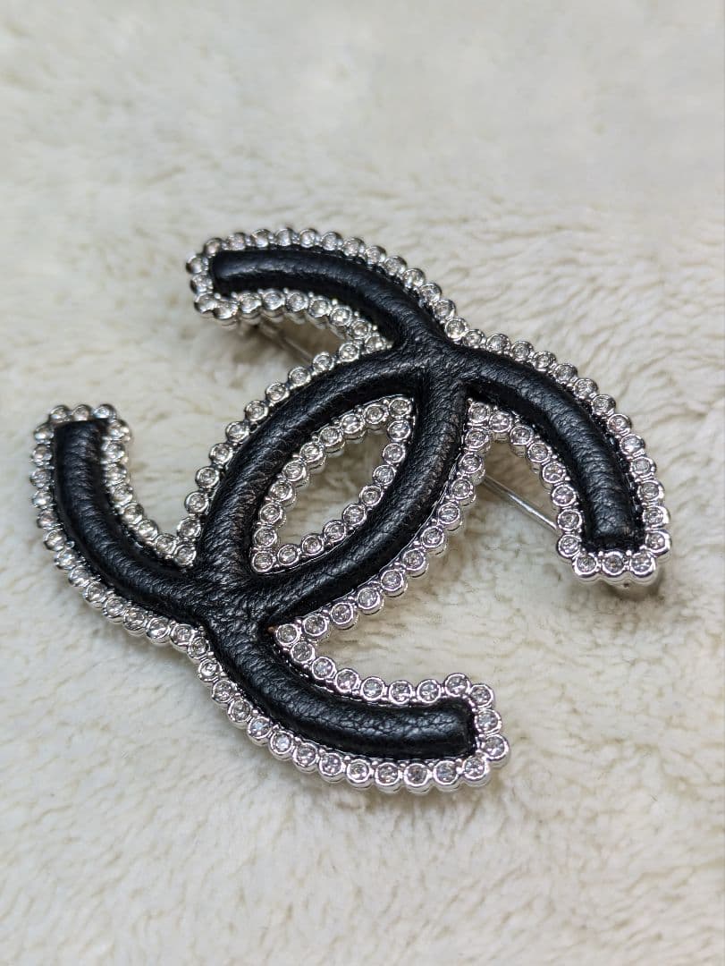 シャネル　ブローチ　レザー　ラインストーン　クリスタル　CHANEL　ココマーク