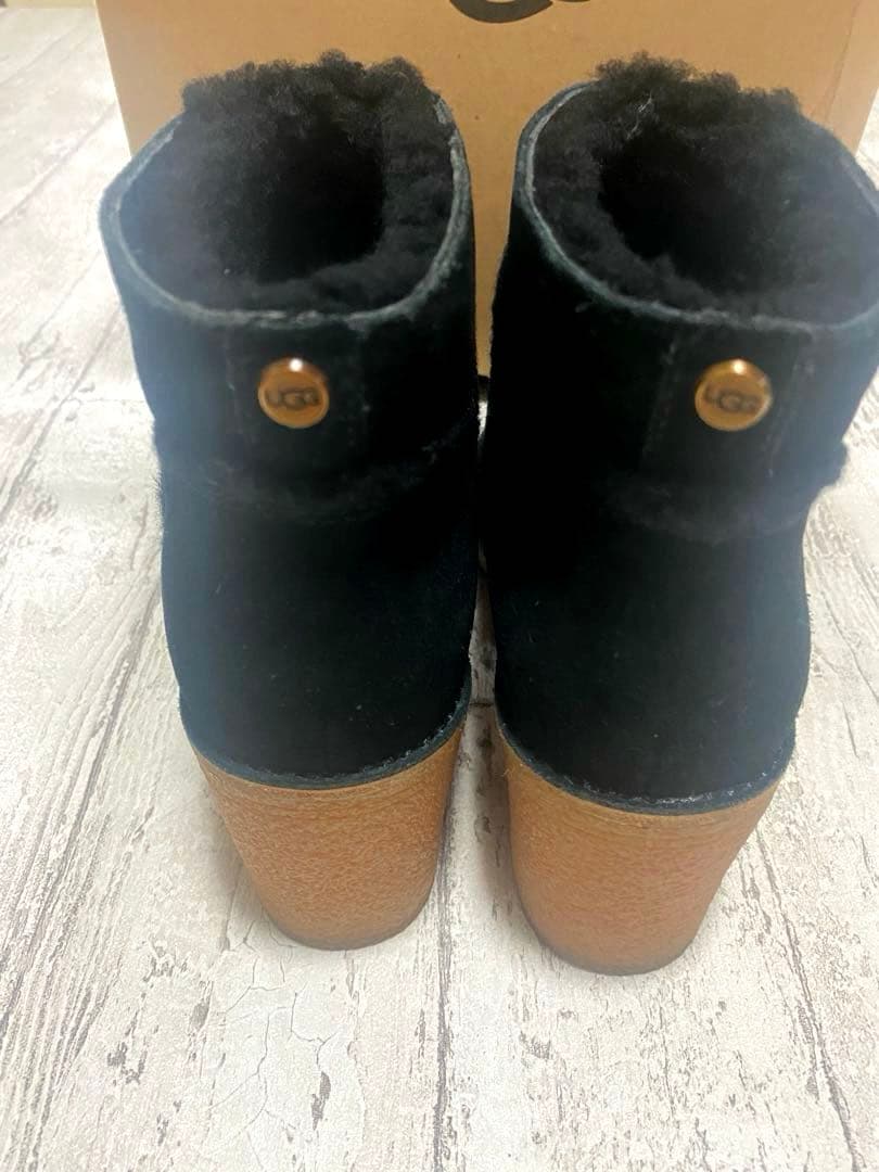 UGG ブラック ヒール付きムートンブーツ