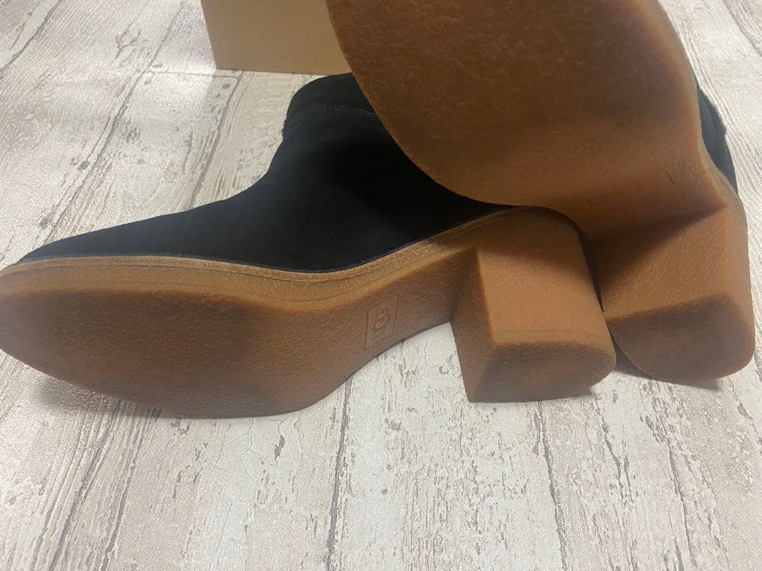 UGG ブラック ヒール付きムートンブーツ