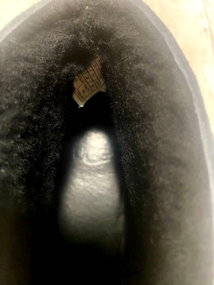 UGG ブラック ヒール付きムートンブーツ