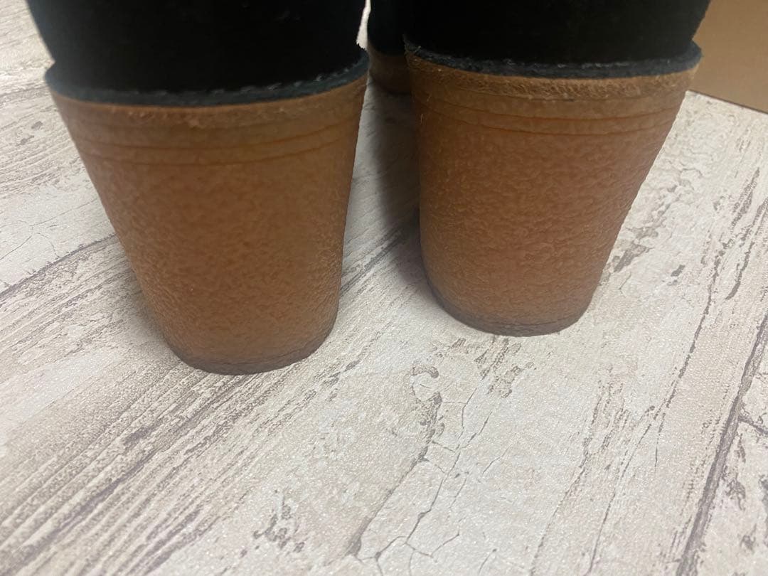 UGG ブラック ヒール付きムートンブーツ