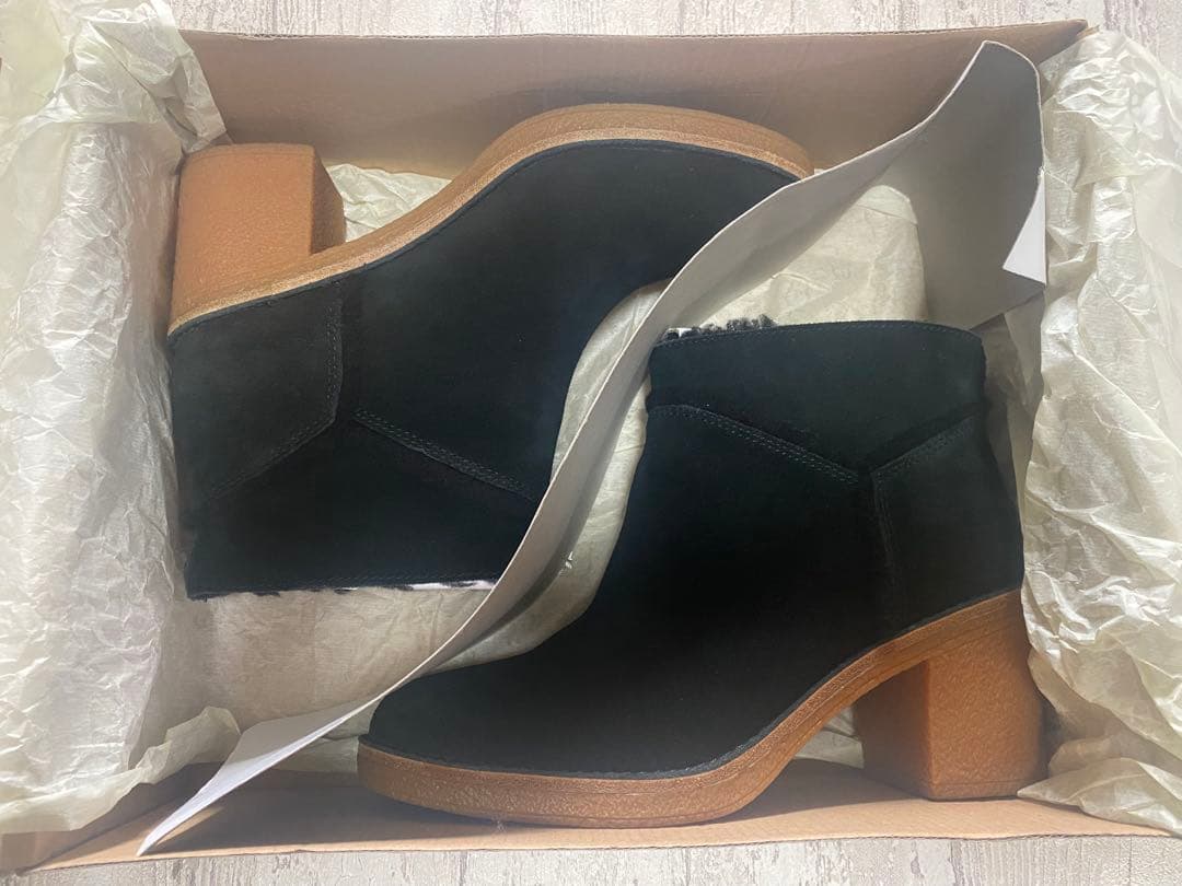 UGG ブラック ヒール付きムートンブーツ