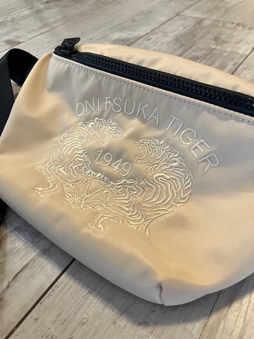 ONITSUKA TIGER /オニツカタイガー刺繍入ボディバッグ