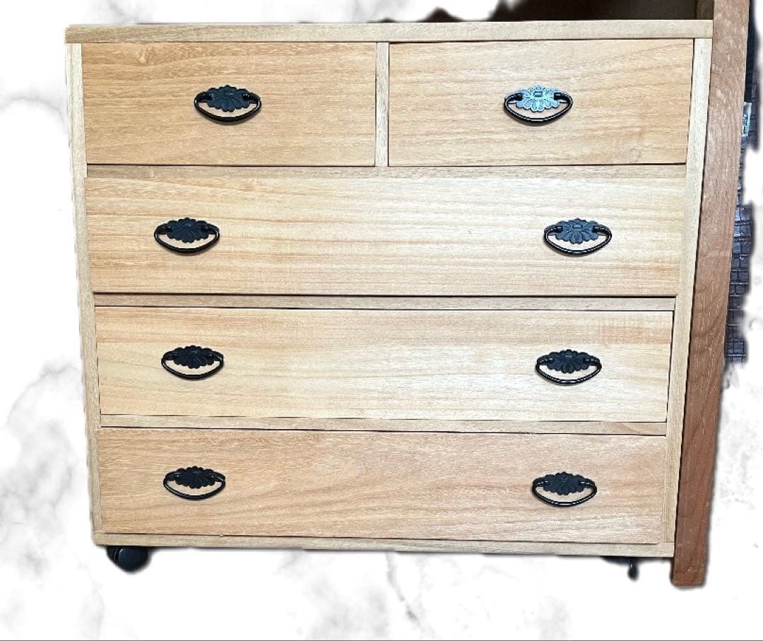 桐タンス4段　チェスト　押入れタンス　収納タンス　キャスター付き　取手付き