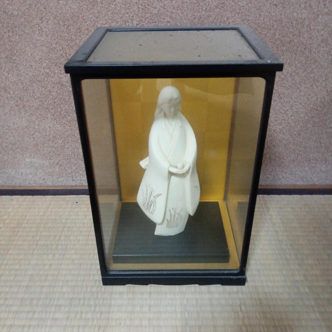 白い陶器製人形