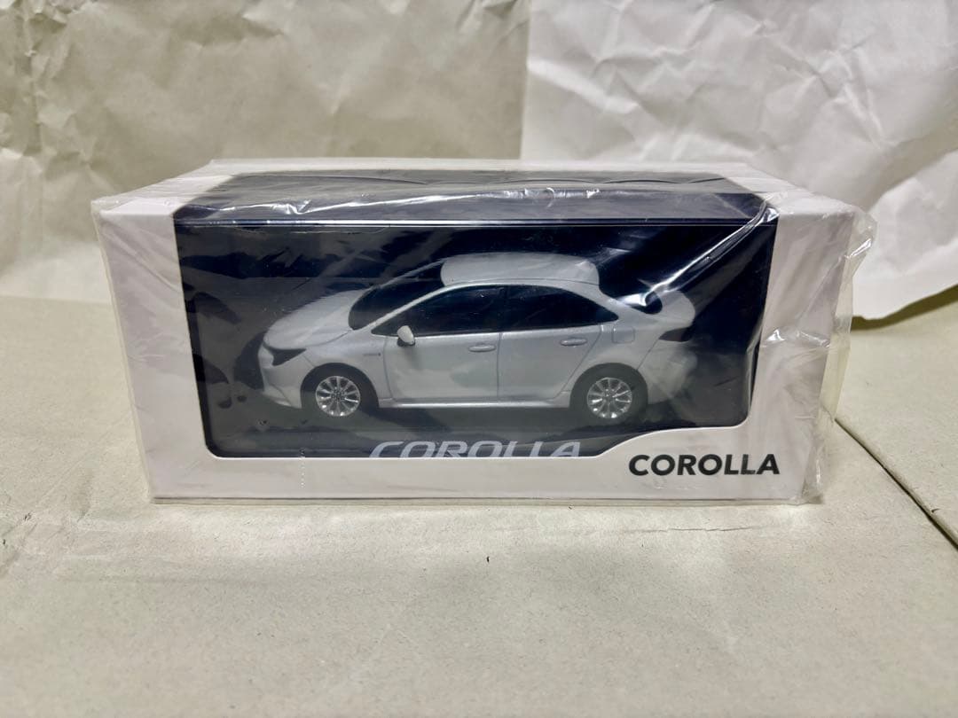 カローラ　ミニカー　ホワイトパールクリスタルシャイン　ケース付未開封